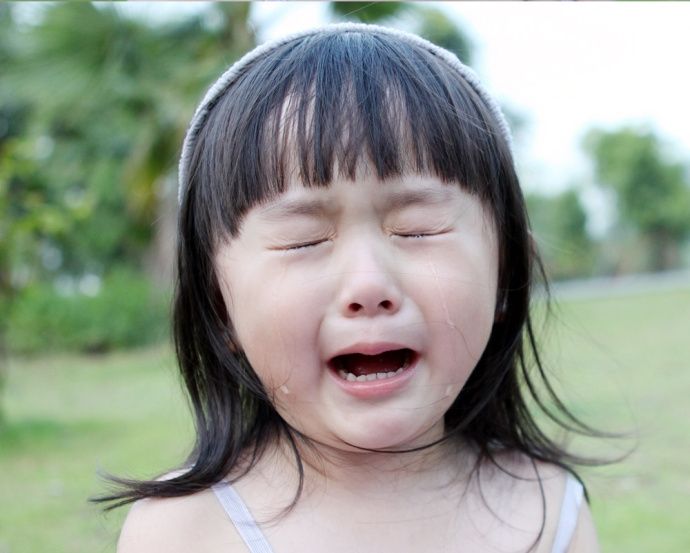 Trẻ bị đau bụng và khóc to trong giờ học