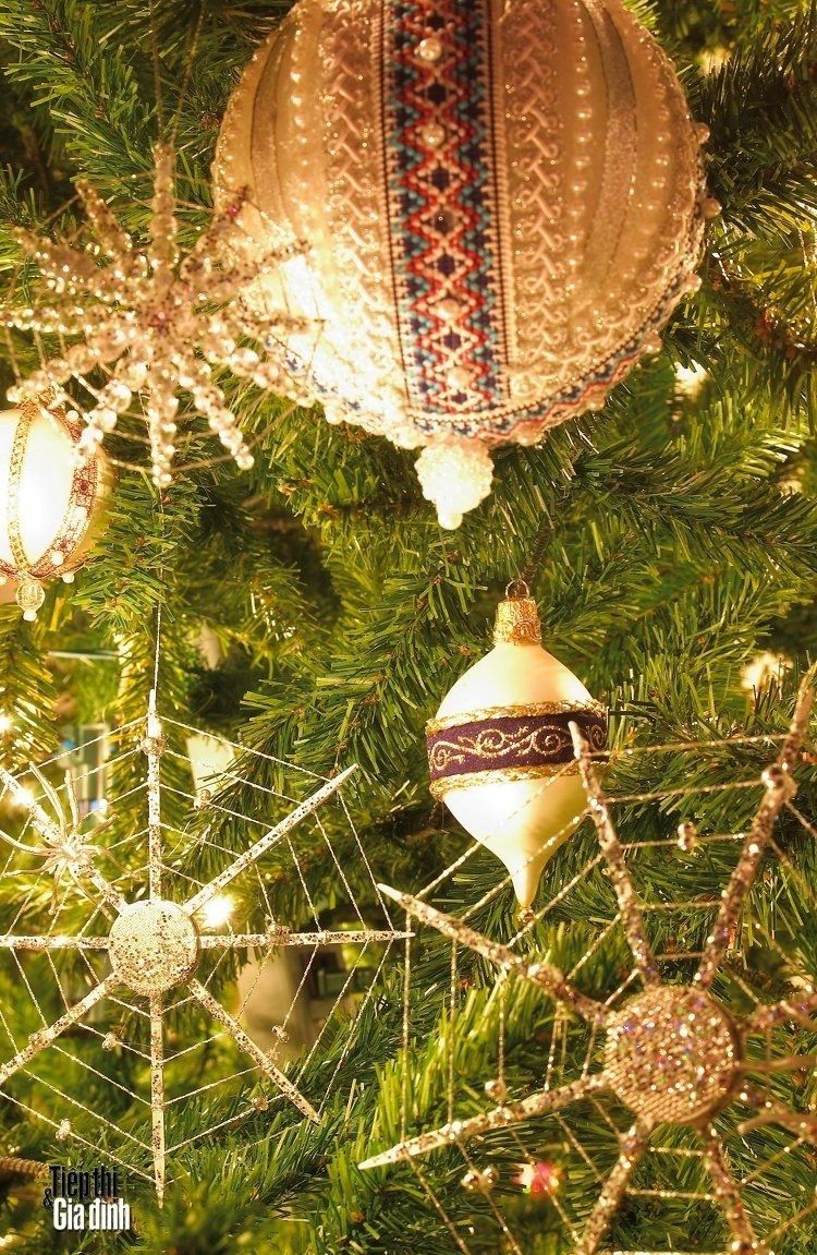 Treo mạng nhện lên cây thông Noel