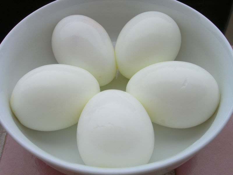 Trứng gà thường và trứng gà ấp thành con đem luộc