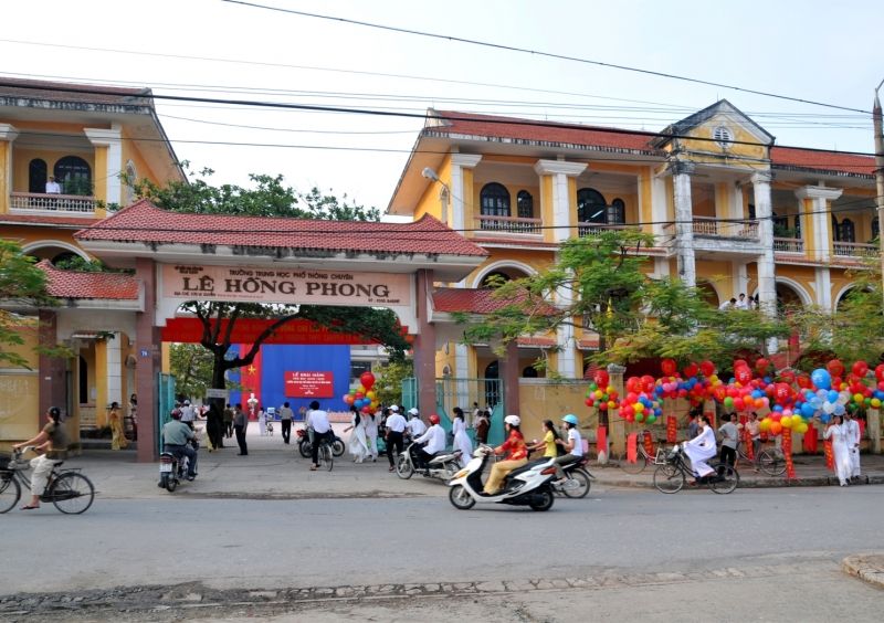 Trường THPT Chuyên Lê Hồng Phong - Nam Định