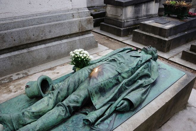 Tượng Victor Noir, nghĩa trang Père Lachaise, Paris, Pháp