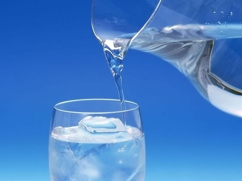 Uống đủ nước mỗi ngày, đặc biệt bổ sung nước trái cây