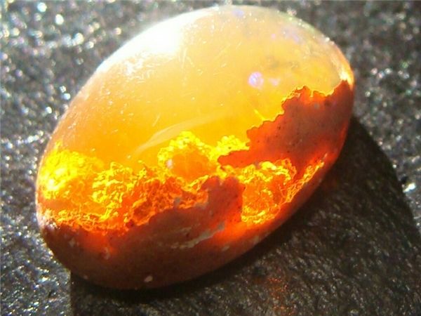 Viên đá opal cam rực rỡ