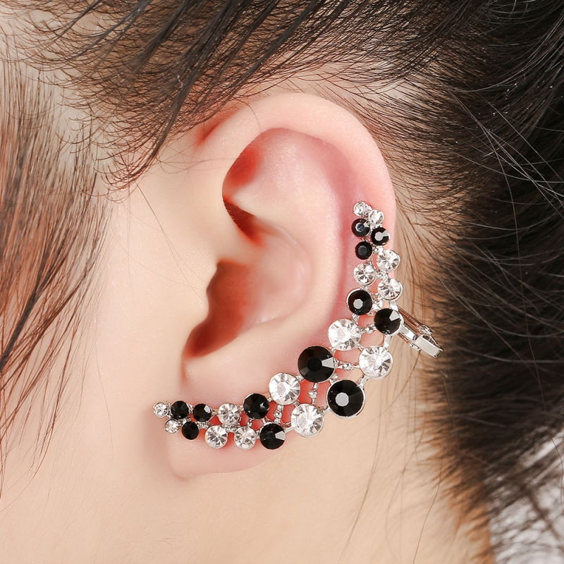 Xỏ thành chuỗi ủ ấp vành tai (Graduate Lobe Piercing)