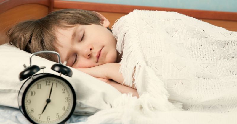 Đảm bảo trẻ ngủ đủ giấc và hoạt động thể chất phù hợp