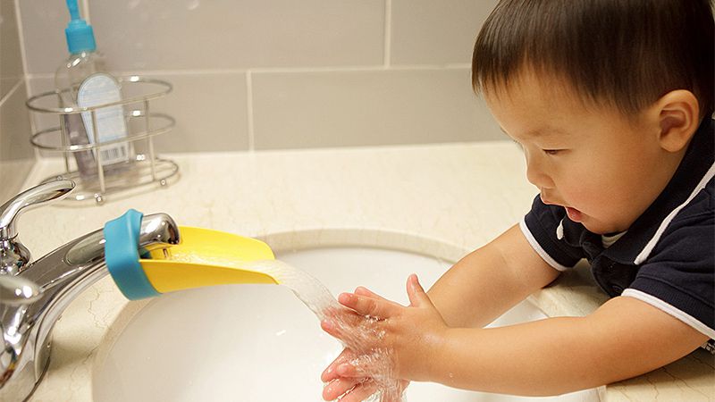 Đảm bảo trẻ rửa tay đúng cách, đúng thời điểm
