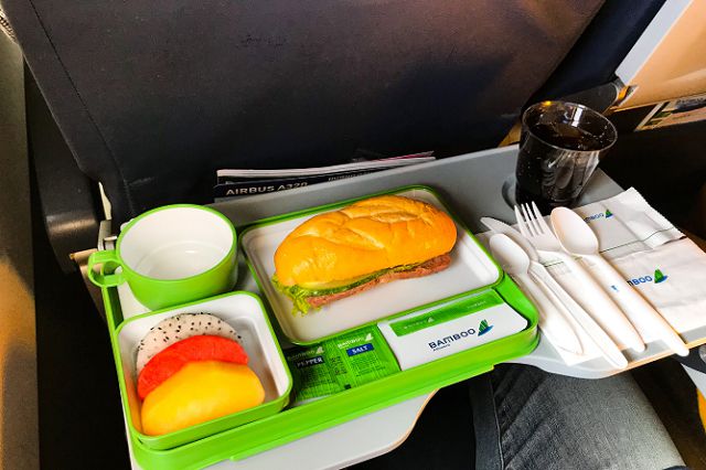 Suất ăn trên máy bay Bamboo Airways ngon miệng, vệ sinh