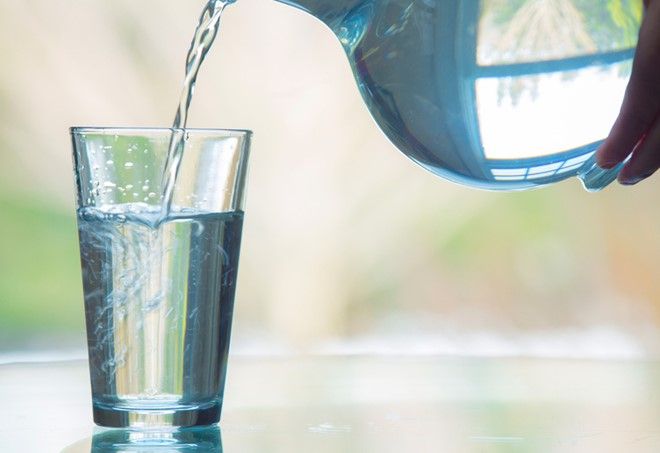 Uống 1 ly nước lọc mỗi buổi sáng trước bữa sáng để ngăn ngừa bệnh sỏi mật và giúp thông ruột