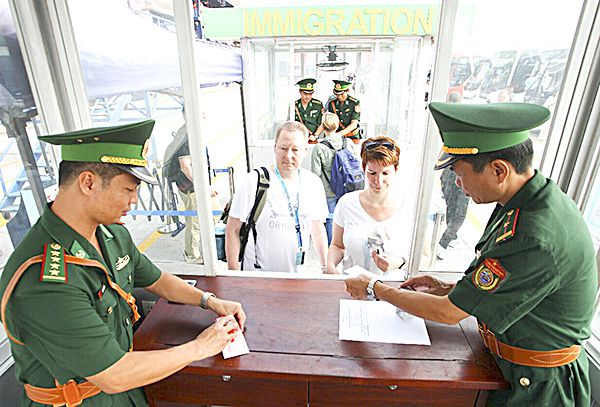 Cán bộ, nhân viên các lực lượng làm việc tại khu vực cửa khẩu Cán bộ, nhân viên các lực lượng làm việc tại khu vực cửa khẩu