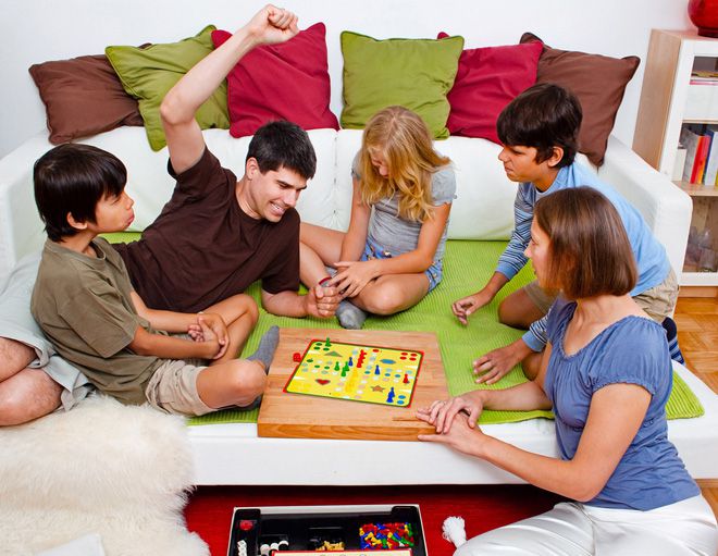Chơi Board-game cùng gia đình