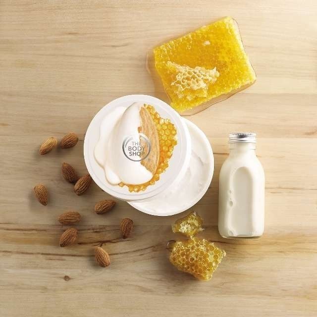 Bơ dưỡng thể The Body Shop Almond Milk & Honey Soothing & Restoring Body