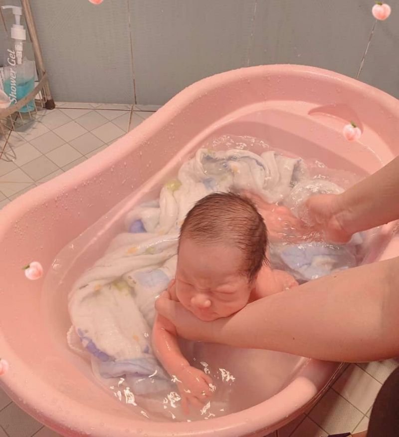 Dịch vụ tắm bé Viet-care Hà Nội
