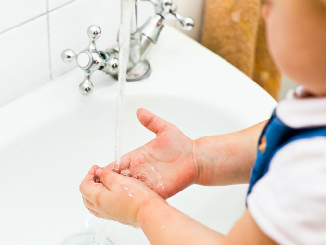 Rửa tay bằng xà phòng diệt khuẩn là cách phòng bệnh solo giản nhưng vô cùng hiệu quả
