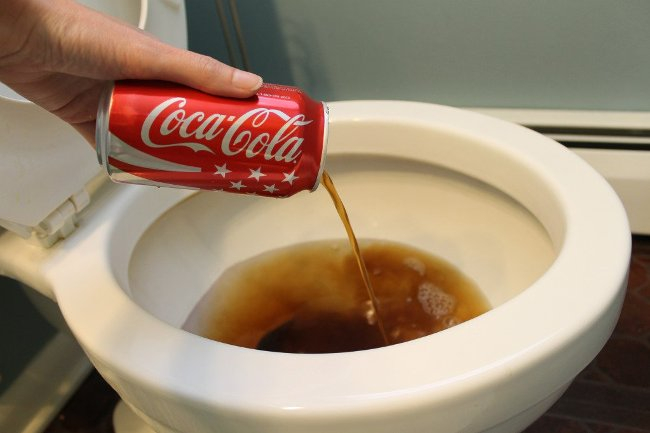 Vệ sinh bồn cầu bằng Coca cola