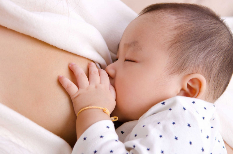 Vệ sinh mũi và cho bé bú thường xuyên