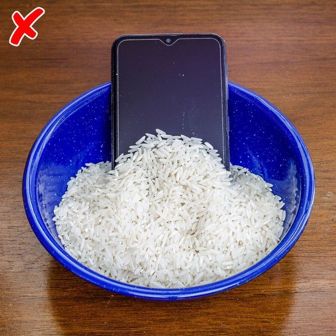 Không bỏ điện thoại vào thùng gạo để hút ẩm