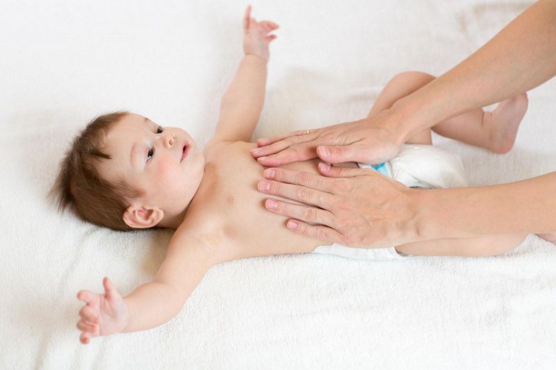 Massage ngực và vai cho bé