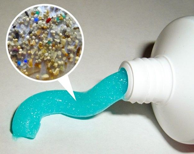 Sử dụng kem đánh răng chứa các hạt nhựa