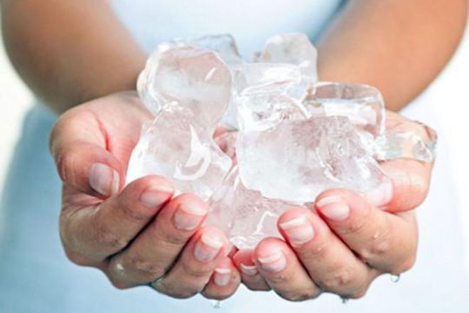 Chườm đá lạnh chữa zona giúp giảm đau va giảm sưng Chườm đá lạnh chữa zona giúp giảm đau va giảm sưng