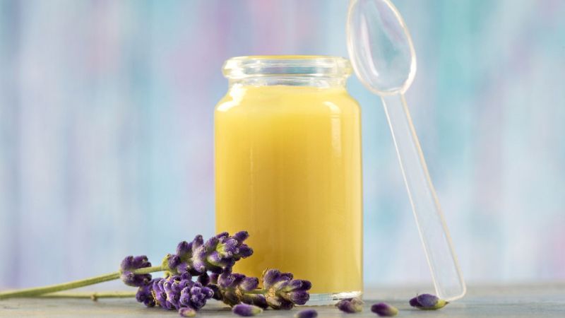 Dùng mật ong nguyên chất để phân biệt sữa ong chúa thật