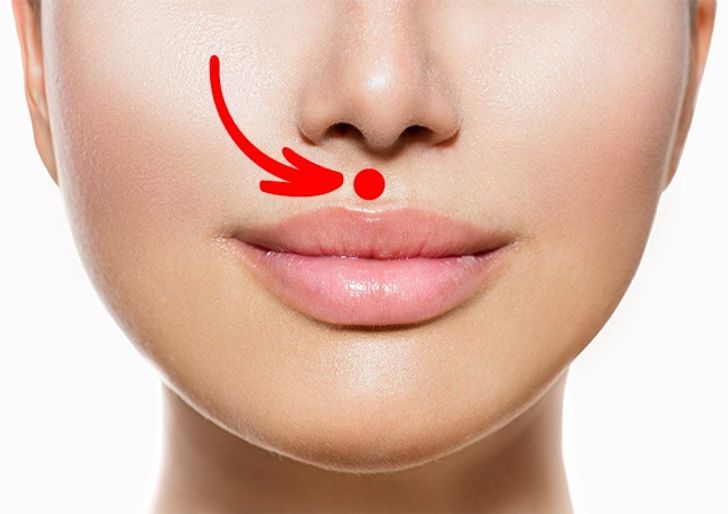 Massage điểm giữa mũi và môi của bạn