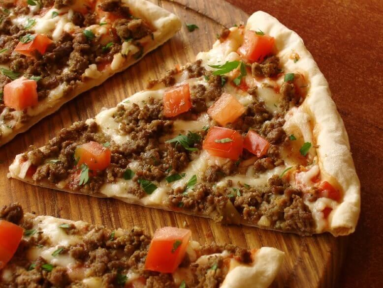 Pizza bò bằm sốt cà chua