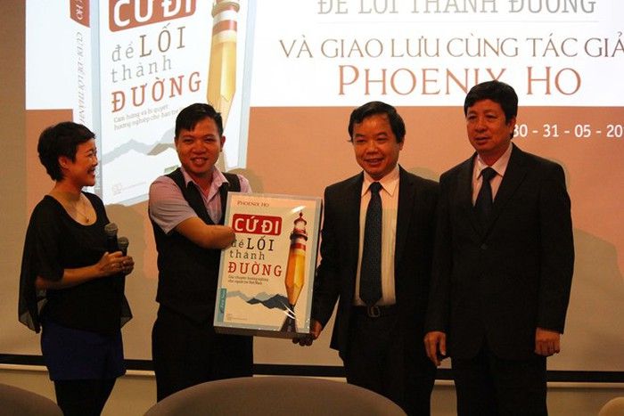 Cứ đi để lối thành đường – Phoenix Ho