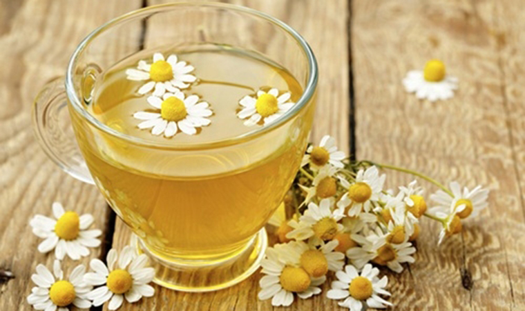 Massage bằng trà hoa cúc