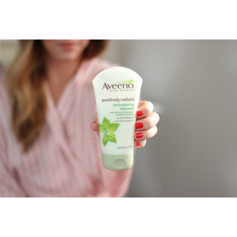 Sữa rửa mặt có hạt Aveeno Positively Radiant Skin Brightening