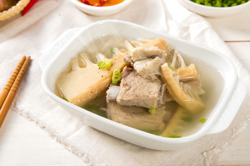 Canh sườn nấu măng tươi