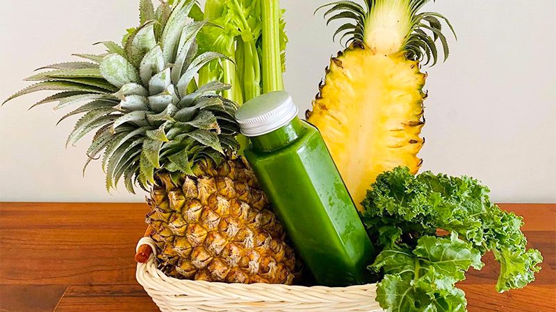 Nước ép cần tây với cam, dứa và cải bó xôi
