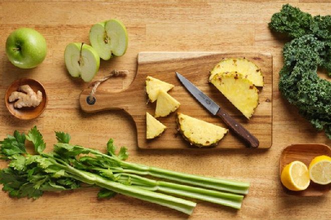 Nước ép cần tây với cam, dứa và cải bó xôi