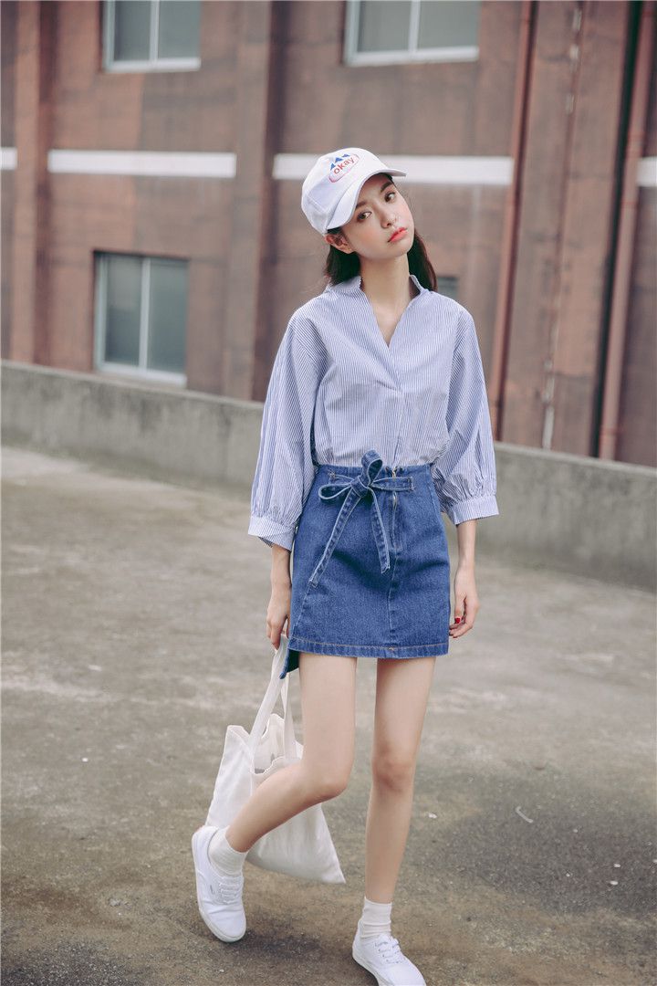 Váy jeans kết hợp với áo sơ mi