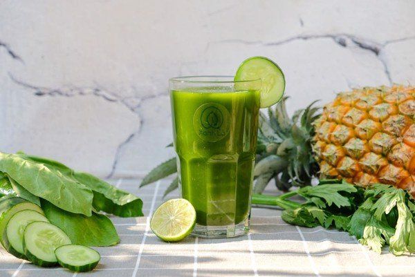 Các chiếc nước ép và sinh tố từ rau xanh và trái cây