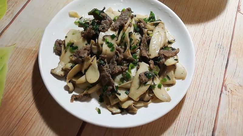 Nấm đùi gà xào thịt bò