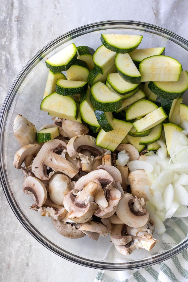 Bí ngòi xào nấm tươi Bí ngòi xào nấm tươi