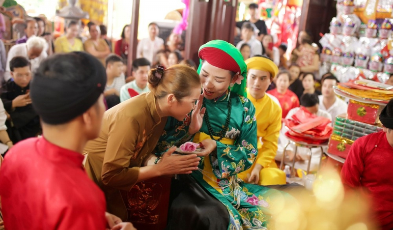 Bị ốp đồng, bắt sát bóng Thánh