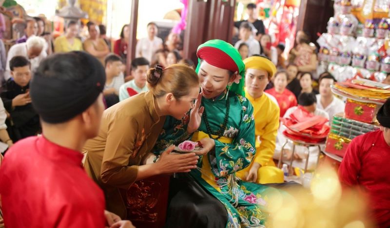 Bị ốp đồng, bắt sát bóng Thánh Bị ốp đồng, bắt sát bóng Thánh