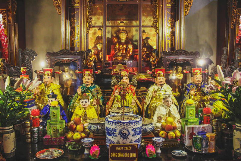 Thích gần các nơi đền, phủ