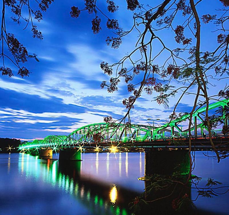 Sông Hương ở ngoại vi thành phố