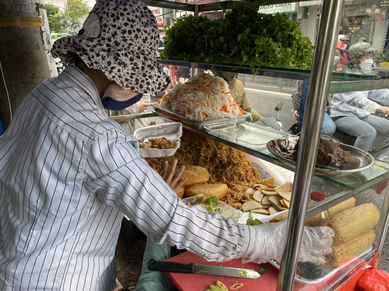 Bánh Mì Gà Hồng Vân