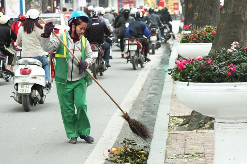 Bài văn tả một bác lao công đang làm việc số 12