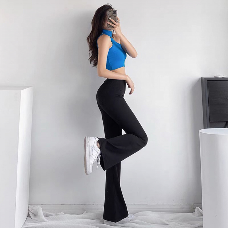 Quần ống loe kết hợp với áo croptop