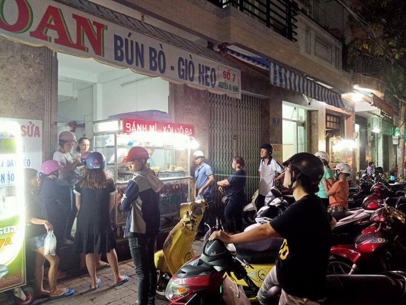 Bánh Mì Chảo Xíu Mại Cô Ba Bến Đình
