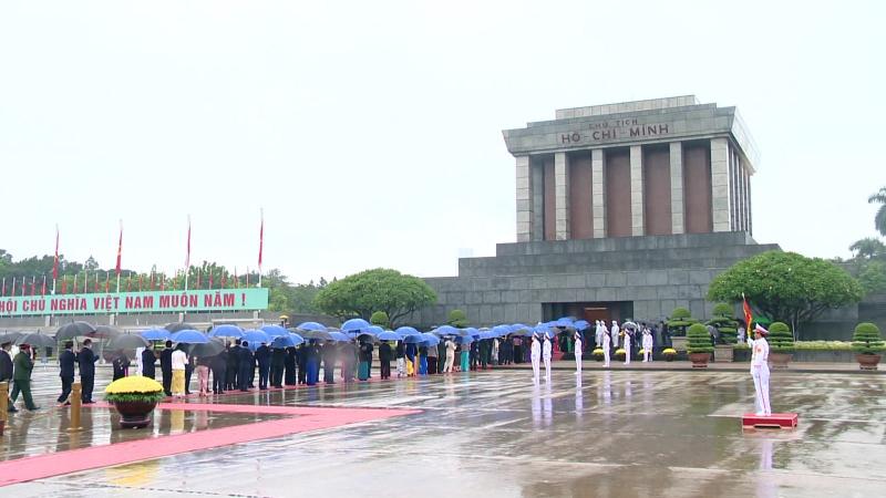 Bài văn phân tích khổ 2 bài thơ Viếng lăng Bác số 3