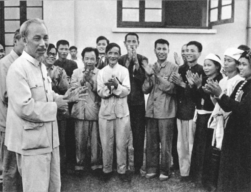 Bài văn phân tích khổ 3 trong bài thơ Viếng lăng Bác số 2
