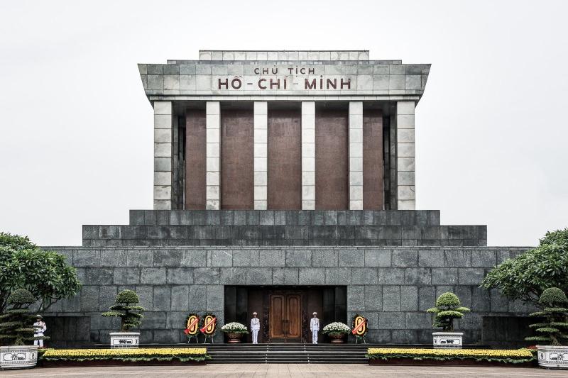 Bài văn phân tích khổ 3 trong bài thơ Viếng lăng Bác số 5